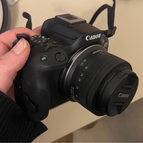 Canon EOS R50 Digital Camera - Picture 2 of 9
